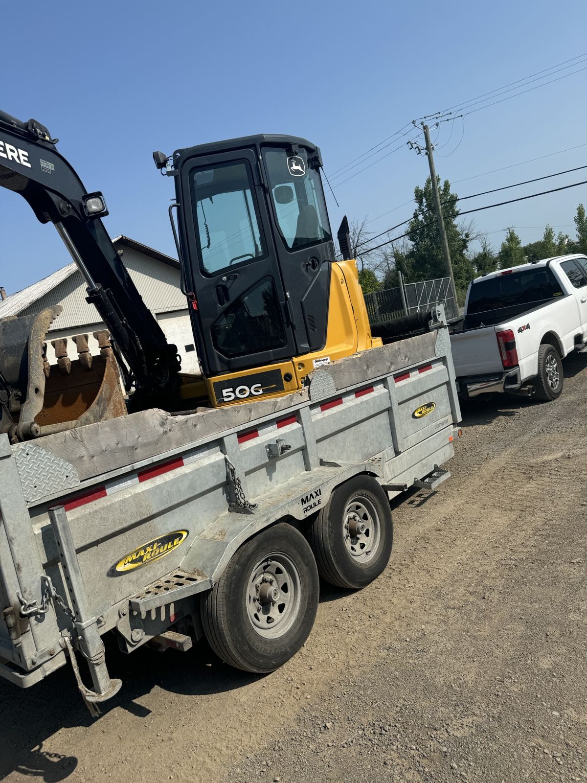 Excavatrice John Deere 50G sur remorque
